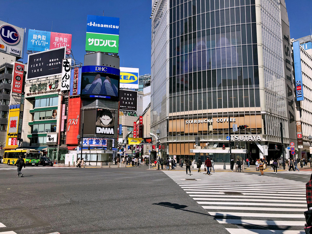 渋谷駅出てすぐ。世界で最も有名な交差点ともいわれる渋谷駅前スクランブル交差点