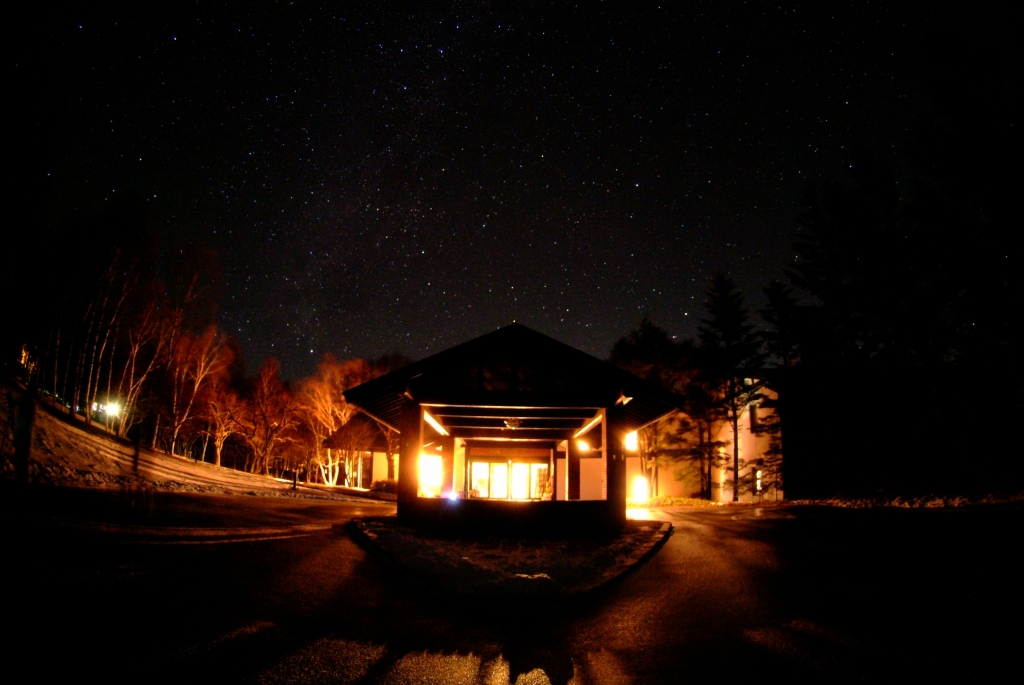 八ヶ岳高原ロッジ正面玄関と冬の星空