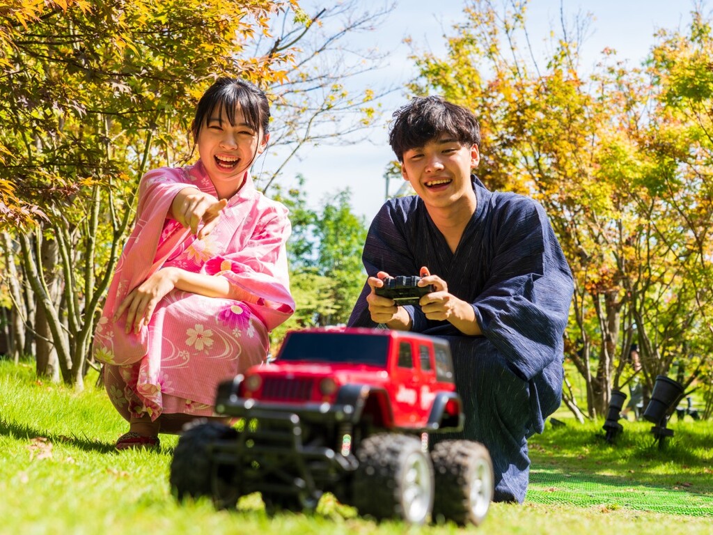 【日本庭園】ラジコンって意外と難しい…！上手に操縦できるかな〜