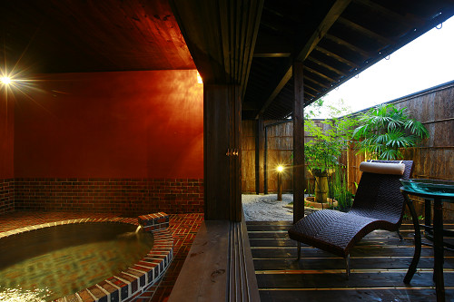 Luxurious partially open-air bathing (in the room)