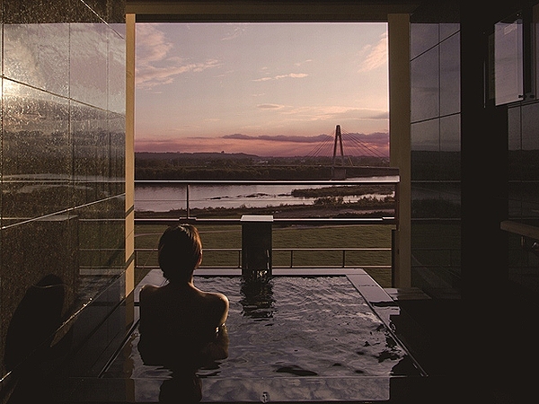 客室の露天風呂では夜の十勝川を眺めながらゆったりとした時間をお過ごしいただけます