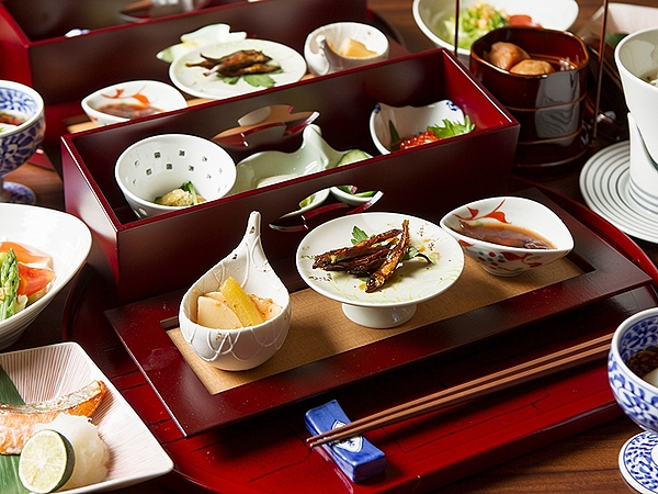 朝食は倶楽部ダイニング十勝にて和食箱膳をご用意いたします