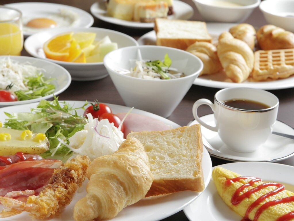 朝食バイキングではホテルメイドの焼き立てパンが人気！