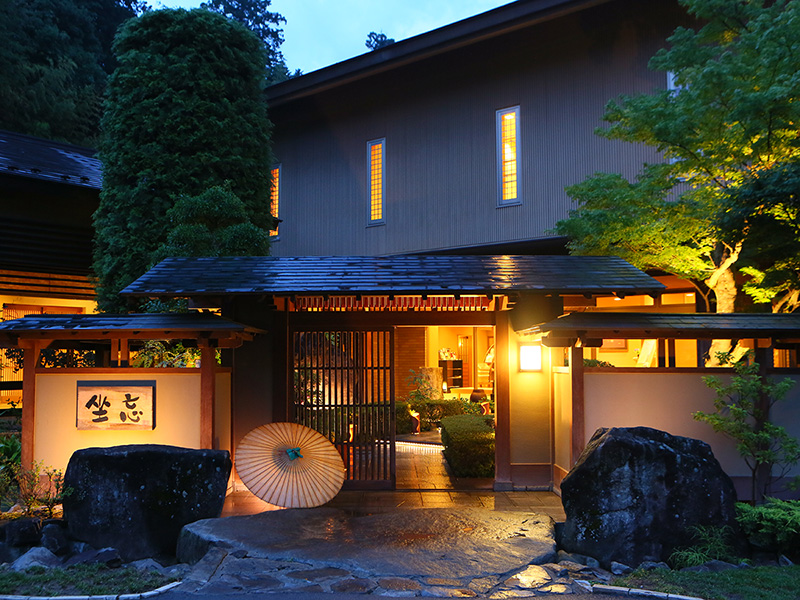 「ようこそ、坐忘へ」美しい日本庭園に囲まれた坐忘で、ゆっくりとお寛ぎください