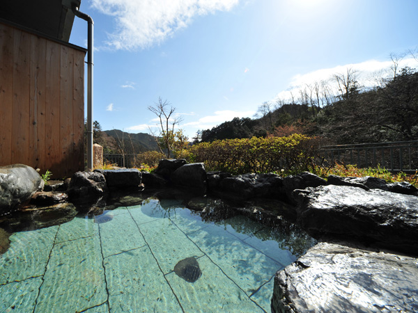 大松閣のお湯は少しぬるめ。景色を眺めながら、のんびりゆったりと浸かって下さい。