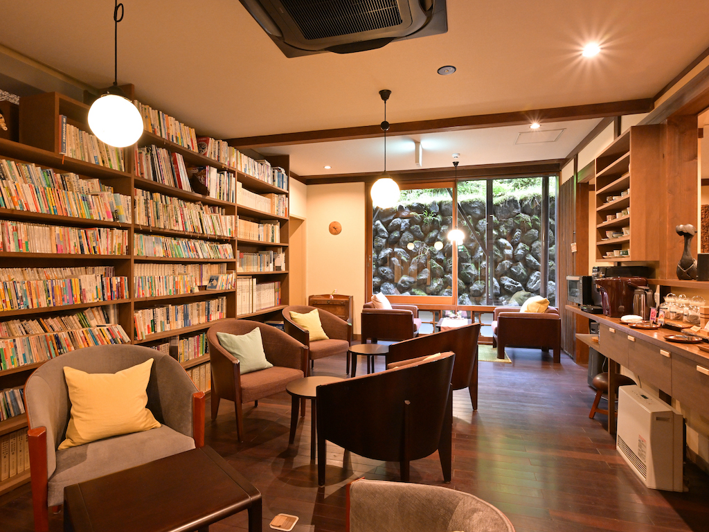 ●読書ラウンジ　木々の香りが心地よいカフェスタイルの読書ラウンジ