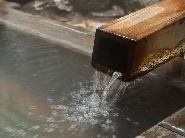 湯畑源泉からの極上湯　豊かな湯量と多様な効能を誇る草津の名湯を趣き異なる湯船にてご堪能下さい。