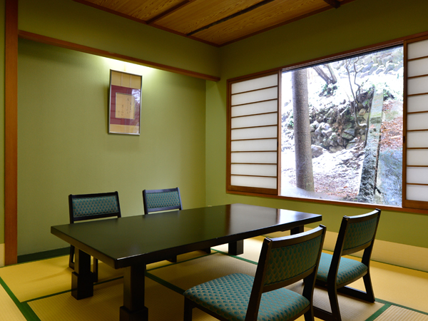 料理茶屋　杢右衛門　料理茶屋「杢右衛門」は京の料亭街をイメージした古風な趣きです。