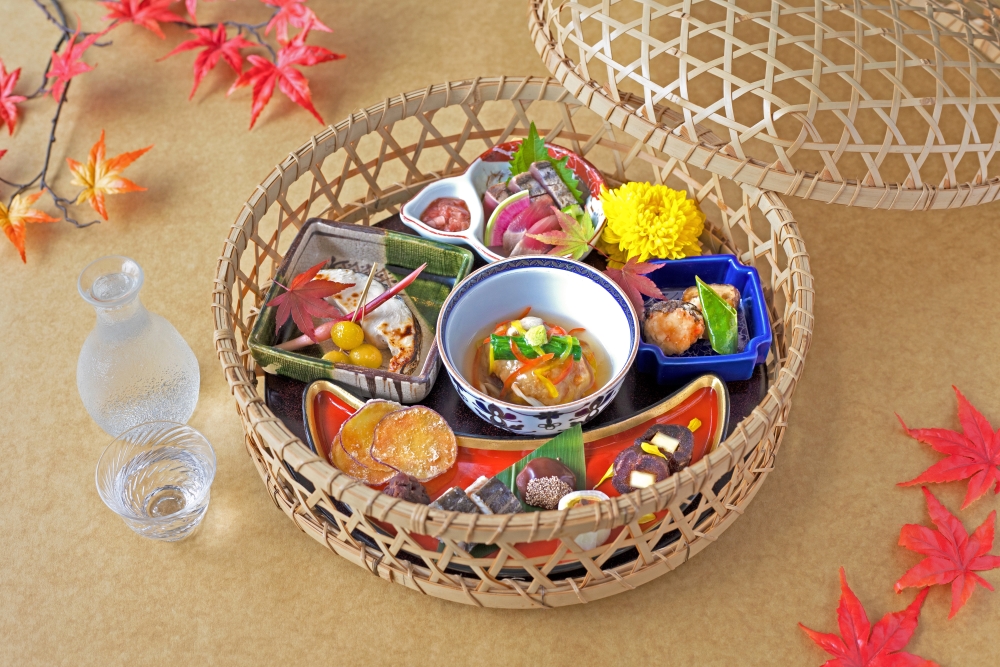 籠膳式の料理と2種の日本酒付き