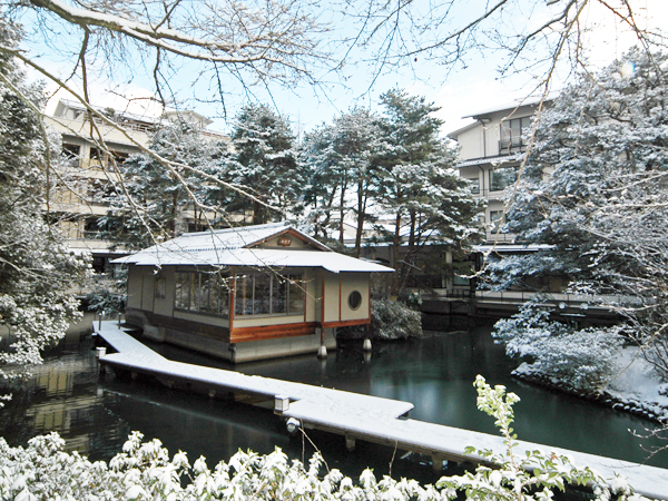 【松泉湖・雪景色】例年初雪は12月頃となり、本格的に降り積もる時期は1月中旬〜2月初旬頃となります