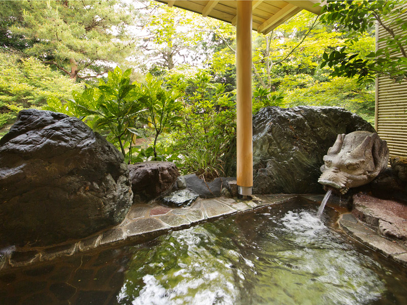 【白玉の間／露天風呂】桃山庭園を眺めながら源泉の湯でゆったり