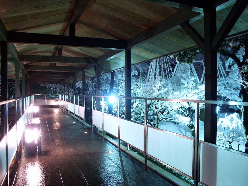 【雪の日本庭園】松泉湖に架けられたエントランスへと続く回廊