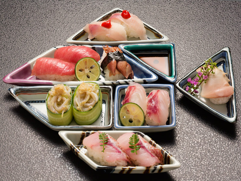 寿司を盛る九谷焼パズル皿はパズルの様に並べ変えを楽しめるまつさきオリジナルの器／写真は魚