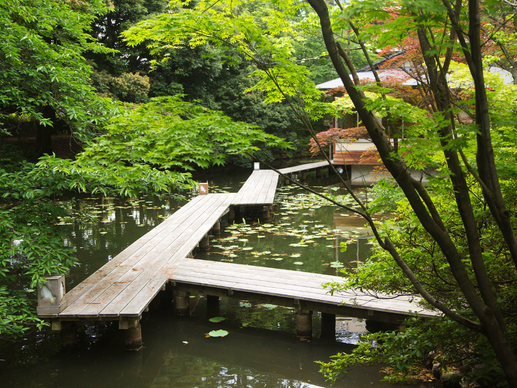 【日本庭園】松泉湖に架かる桟橋で散策お楽しみ下さい。