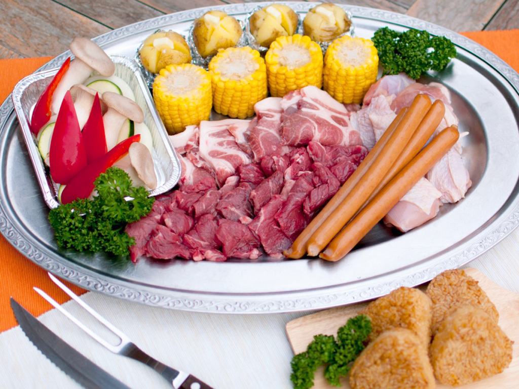【バリューBBQ一例】お肉やお野菜、焼きおにぎりがついたお手頃セット。