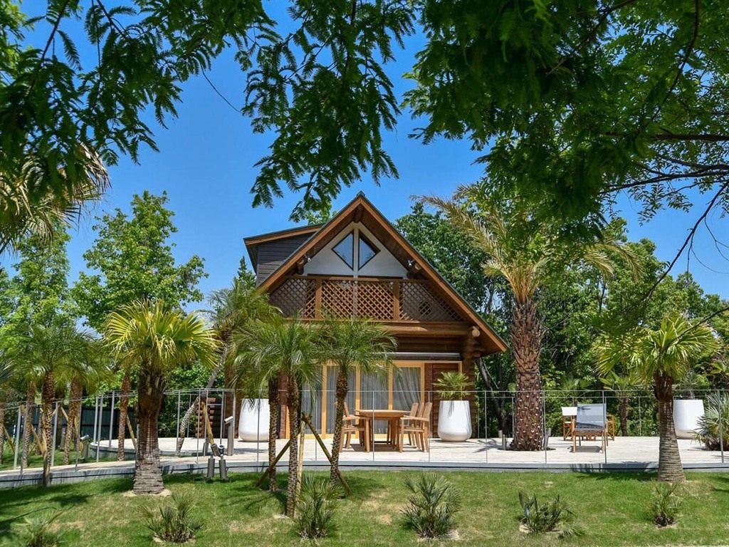 【ログハウス A-type “Palm Terrace”】そら植物園プロデュースの特別なログハウス。