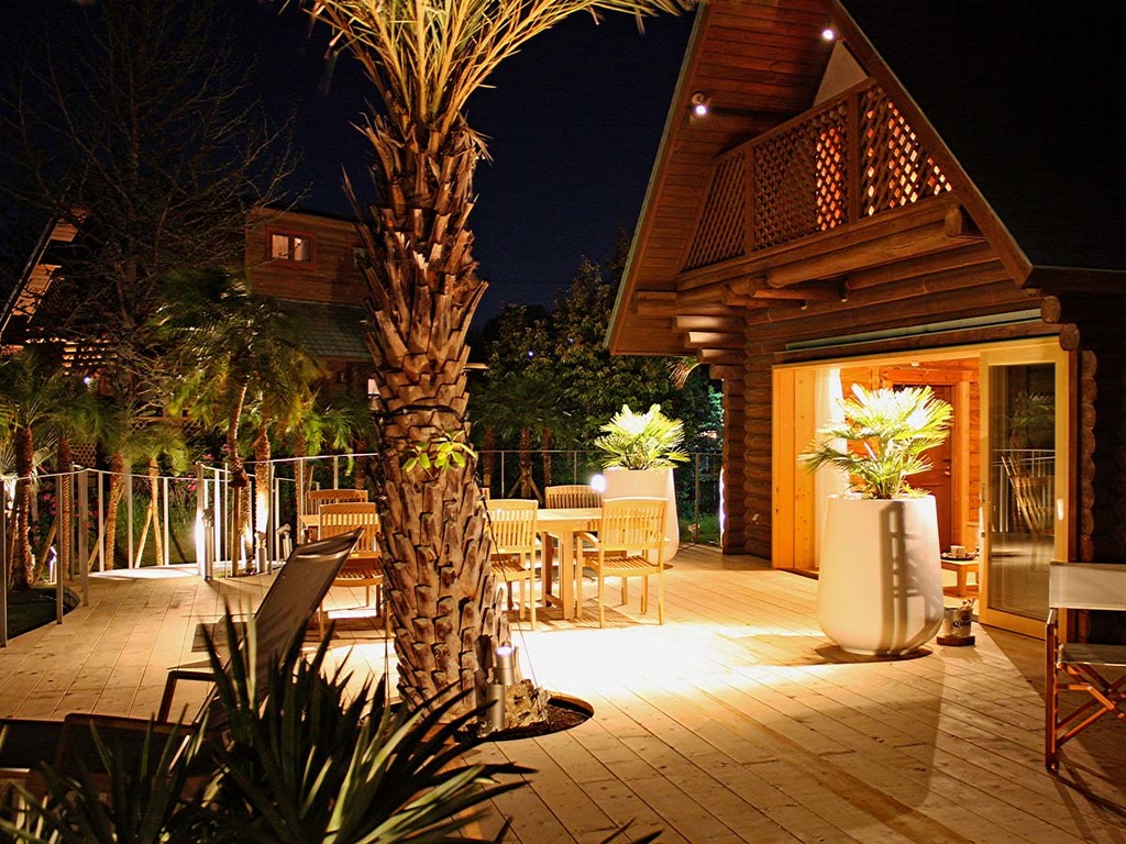 【ログハウス A-type “Palm Terrace”】デッキ中央の大きなナツメヤシが印象的。