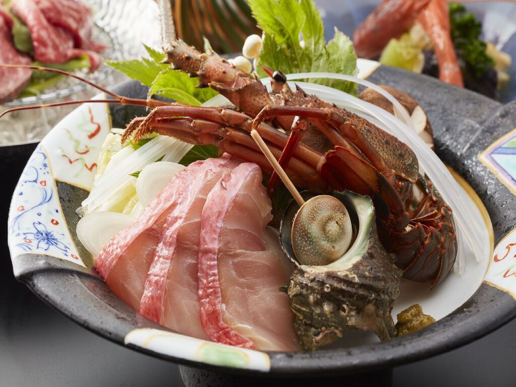 南伊豆の漁港で水揚げされた伊勢海老そして金目鯛のお鍋　※写真は一例