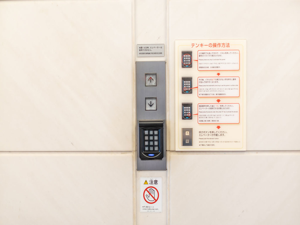 ラグゼ一ツ葉客室エレベーターは暗証番号方式です。