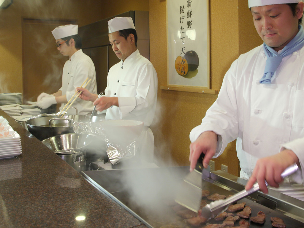オープンキッチンで天ぷら・牛タン・ポークステーキの出来立てアツアツ料理を楽しめます