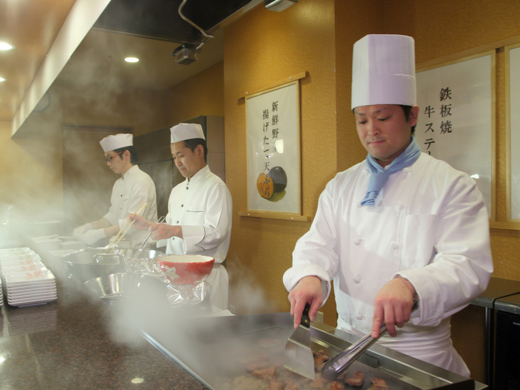 ご夕食ではオープンキッチンで天ぷら牛タンポークステーキも楽しめます