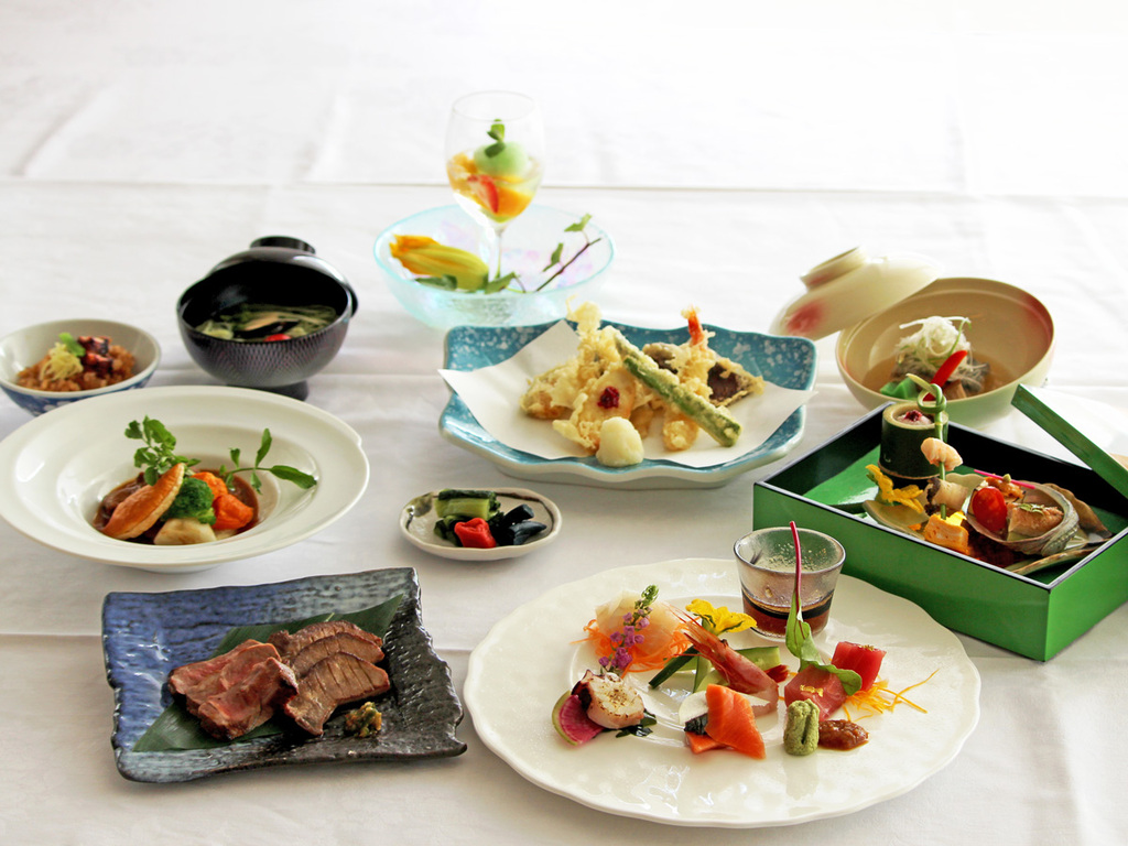 ご夕食ではお和食会席料理+選べるメインディッシュをご用意。