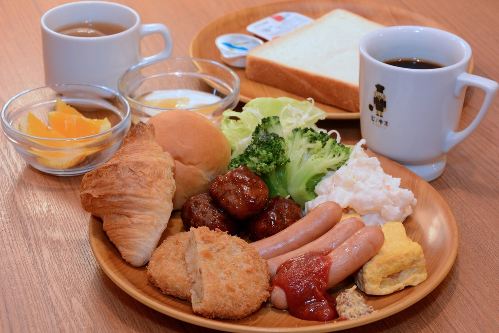 朝は和洋食ビュッフェを提供しております