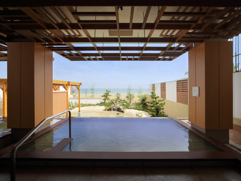 温泉大浴場「海の回廊」。オープンエアな大浴場は目の前に海をご覧いただける開放的な温泉です。