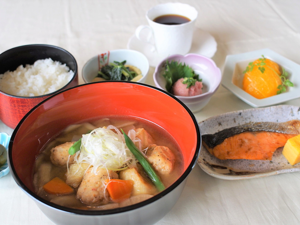 旬菜豊富な『食べるスープ』が主役の和朝食　※一例