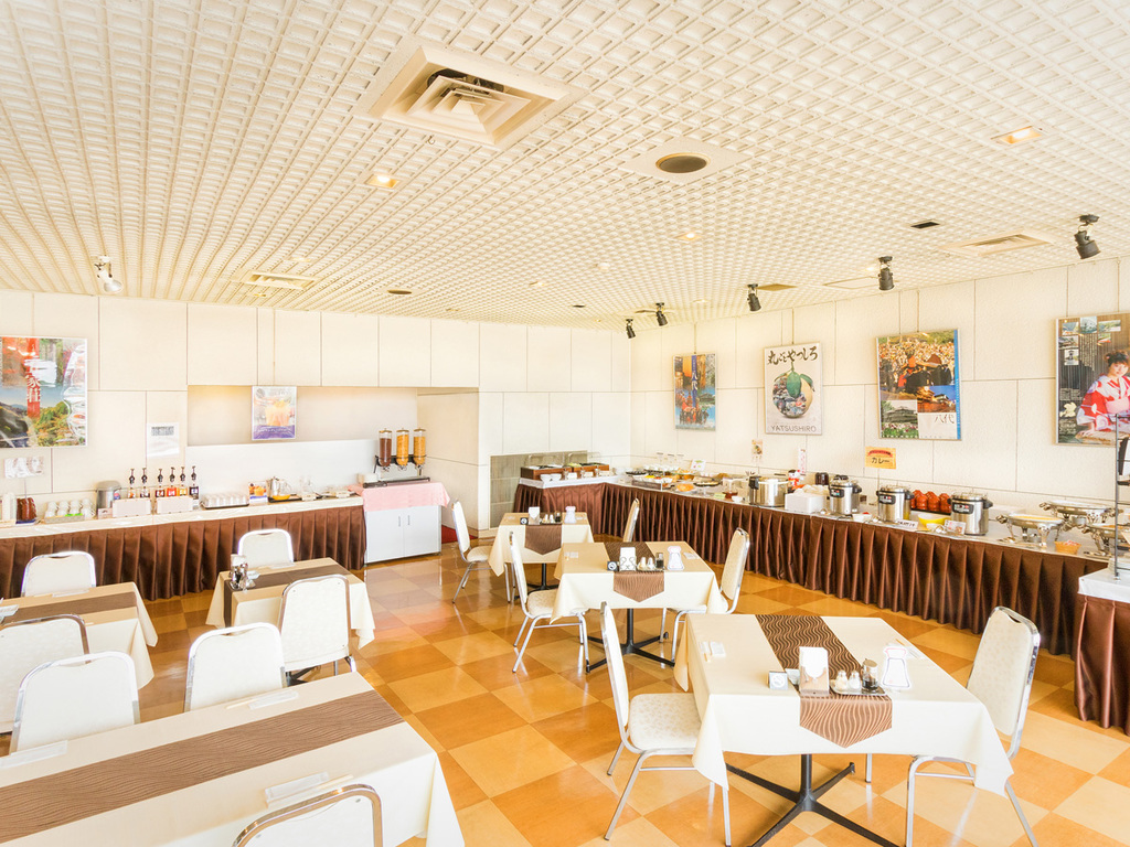 ＜1階：レストラン「ピーコック」＞ 人気の和洋朝食バイキングをお楽しみください！
