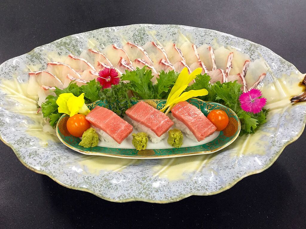 季節卓袱【飛鳥】桜鯛薄造り　本鮪にぎり寿司