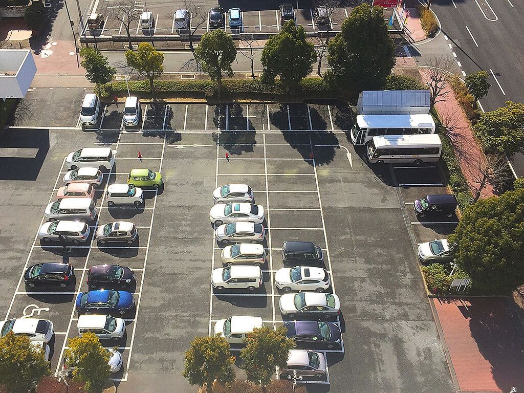 駐車しやすい平面駐車場（※宿泊のお客様は無料でご利用になれます）