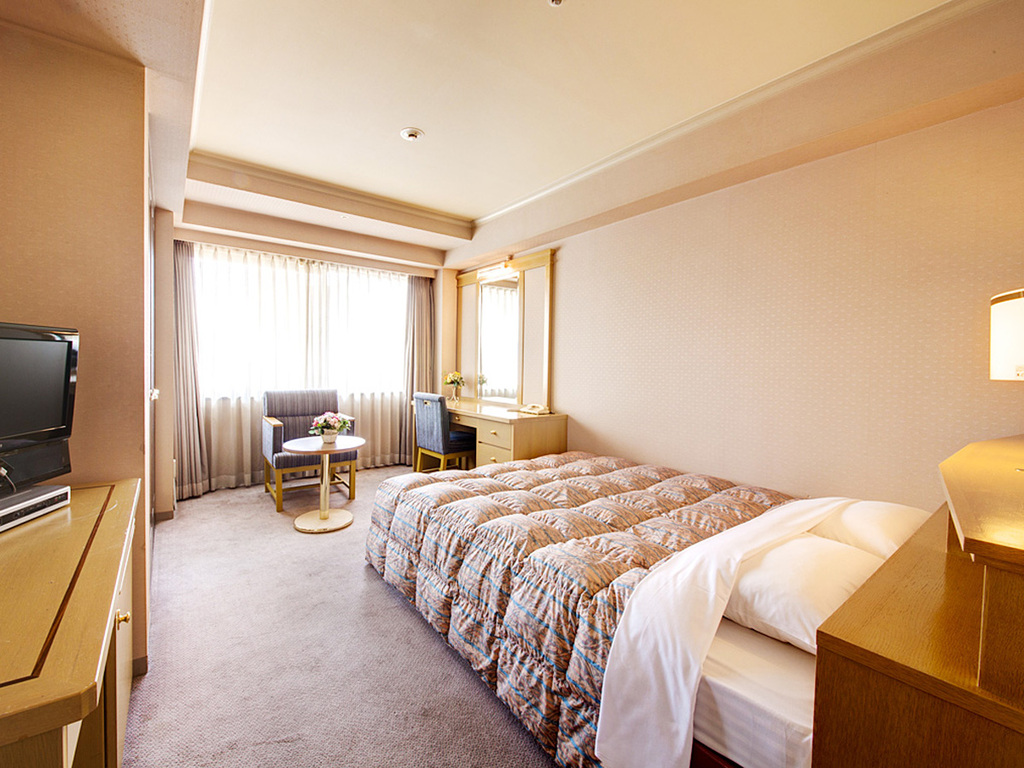 シングルルームは約17〜18平米でゆったり140センチ幅のベッドを配置