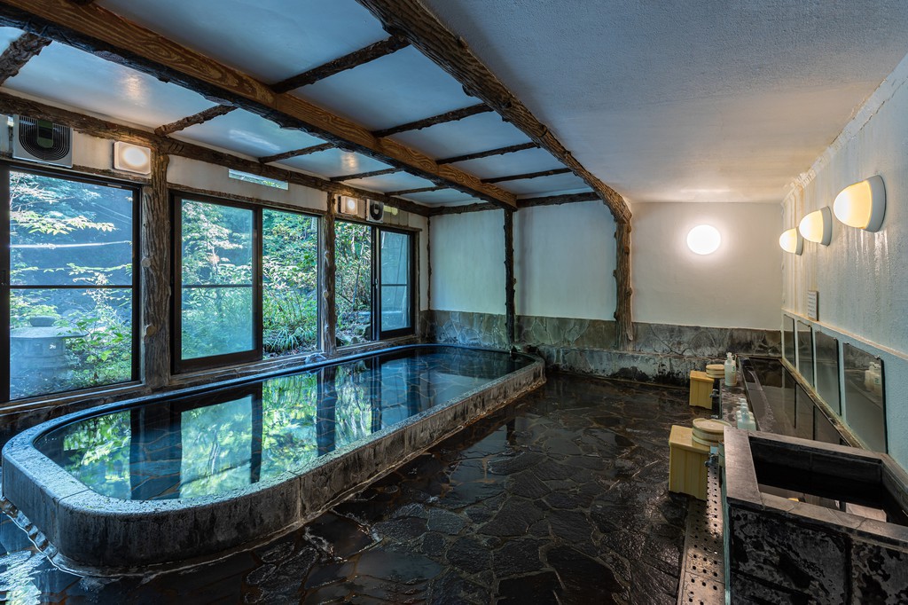 早川渓谷の自然を堪能しながら湯浴みのできる昔ながらの浴場です。男女入替制となります。