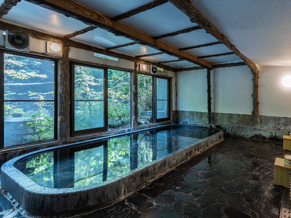早川渓谷の自然を堪能しながら湯浴みのできる昔ながらの浴場です。男女入替制となります。