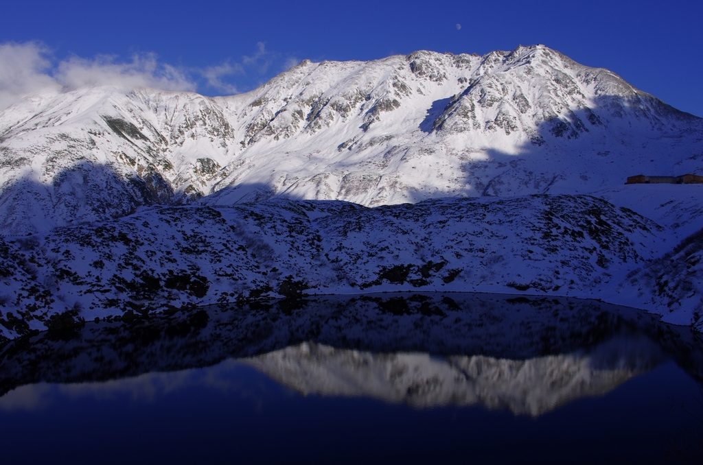 新雪に覆われた立山とみくりが池（イメージ）