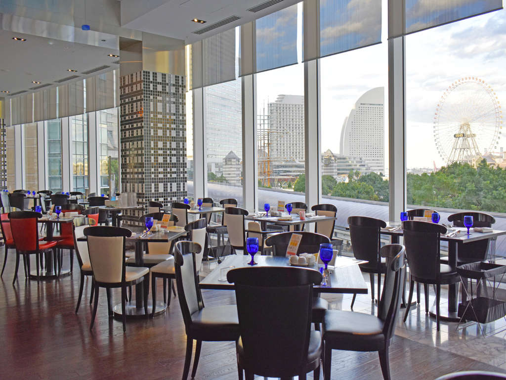 Airy windows．Restaurants where you can enjoy the view．
