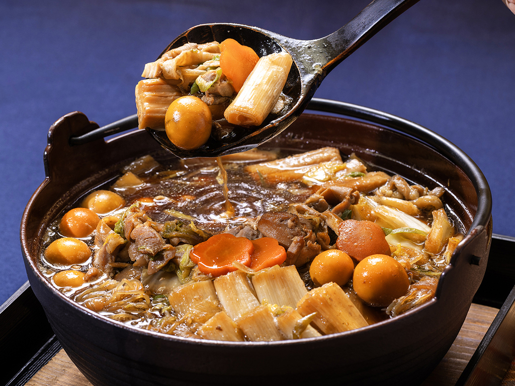 【ご朝食】ひきずり鍋は愛知県の郷土料理。鶏肉を使用したすき焼きです。