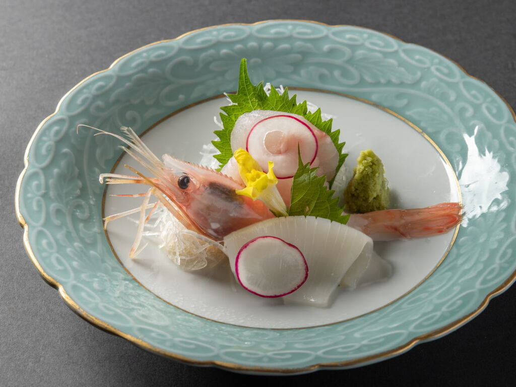 北海道で獲れた魚介を中心に三種盛り合わせ