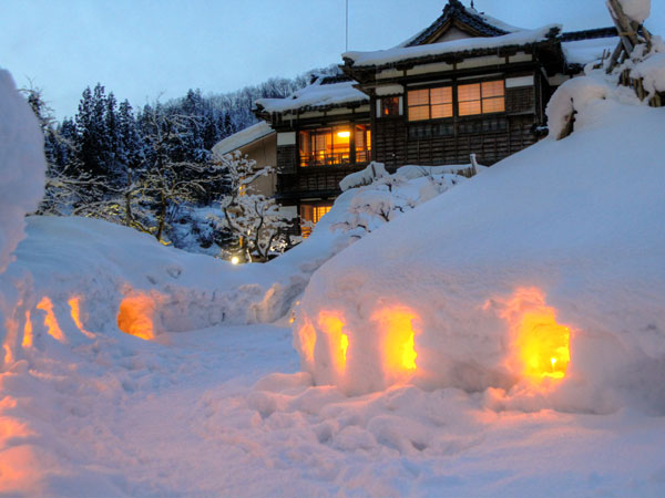 真冬の風物詩「雪灯籠」。灯りと雪の幻想的なコラボレーション