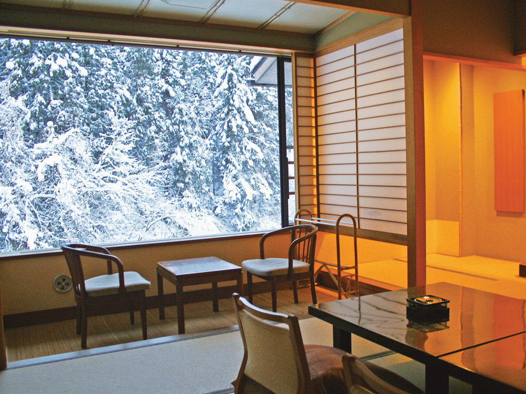 �y�~�̌k���فE�q�����z���R�Ɉ͂܂ꂽ���قȂ�ł͂̋q������]�ސ�i�F�B