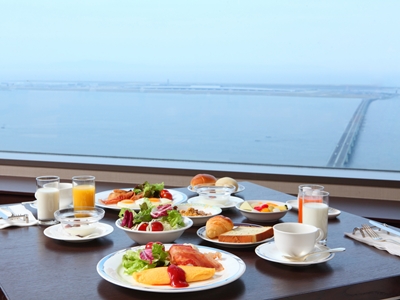 広がる海と関西空港を眺めながらの朝食（イメージ）