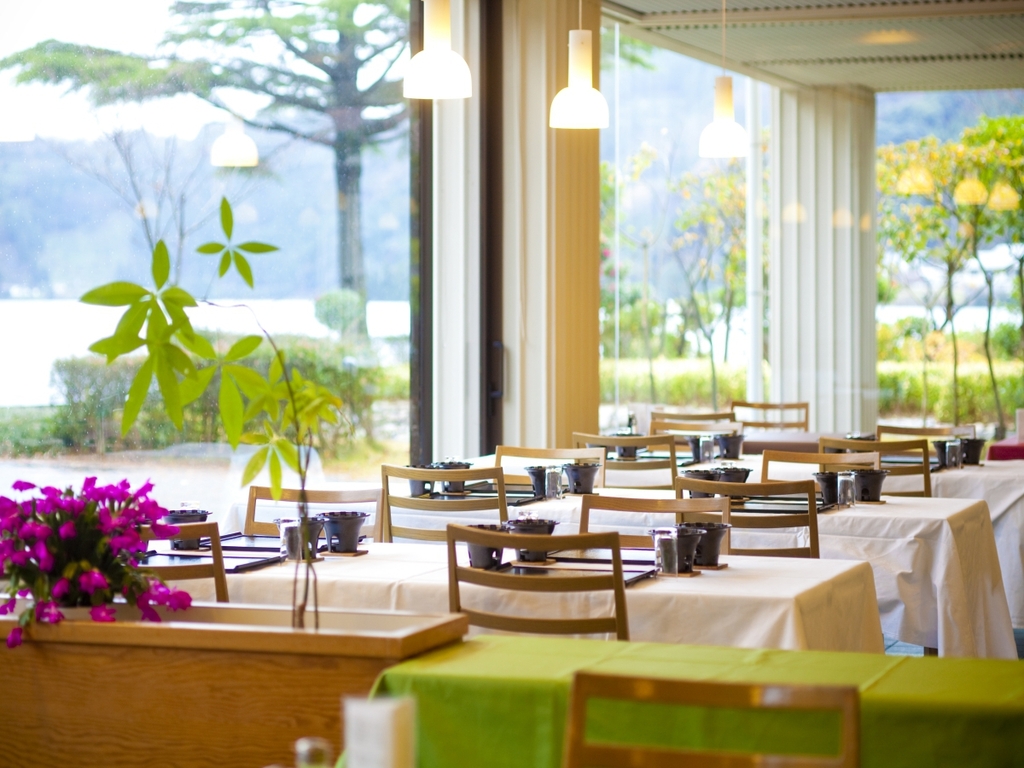 【レストラン-梅一輪-】水月湖を眺めながら、明るいレストランでゆっくりとお食事を…★