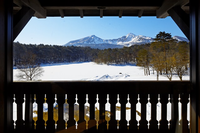 館内から望む磐梯山の冬景色は、ここにしかない絶景