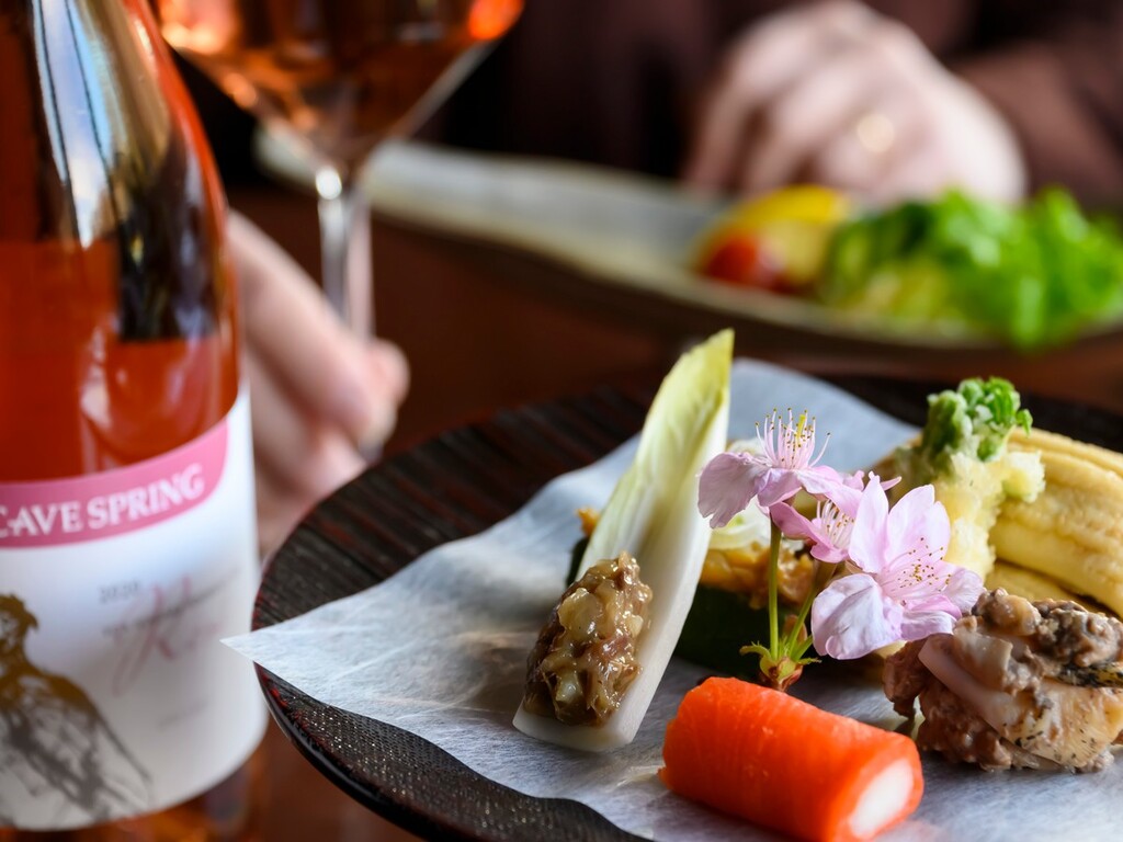 桜色のロゼワインは、カナダのワイナリーCAVE SPRINGから。春のマリアージュをお愉しみください。