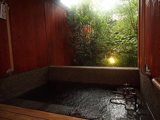 【山茶亭／葵】自然や豊かな空間を楽しめる内風呂を備えております。
