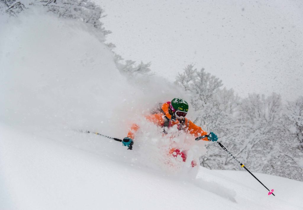 世界最高の雪質と言われる旭岳のパウダースノー。各国から上級スキーヤーが集まってきます！