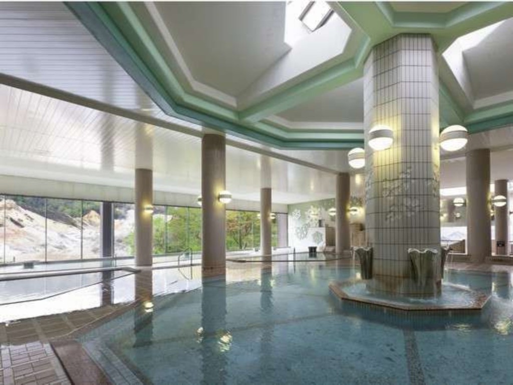 大浴場の広さは1500坪に圧倒的な湯量、自然光が溢れます。