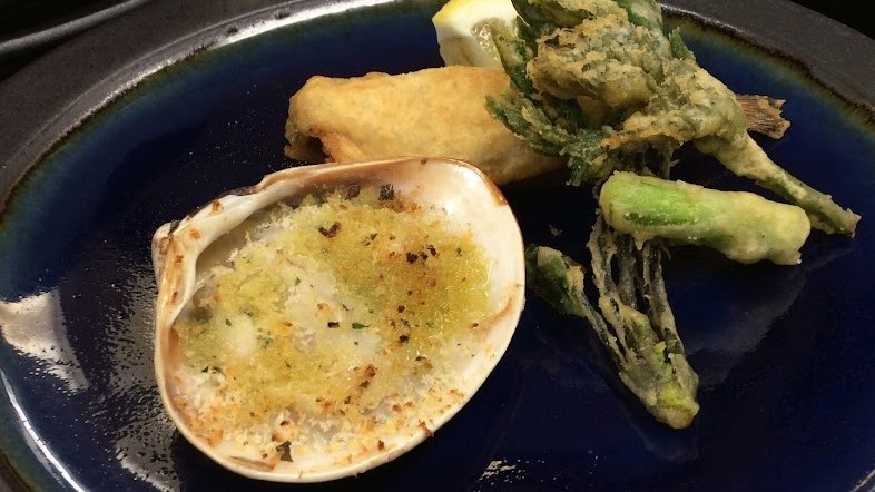 久美浜湾産ハマグリの香草パン粉焼き　地魚と旬菜のフリッﾄ