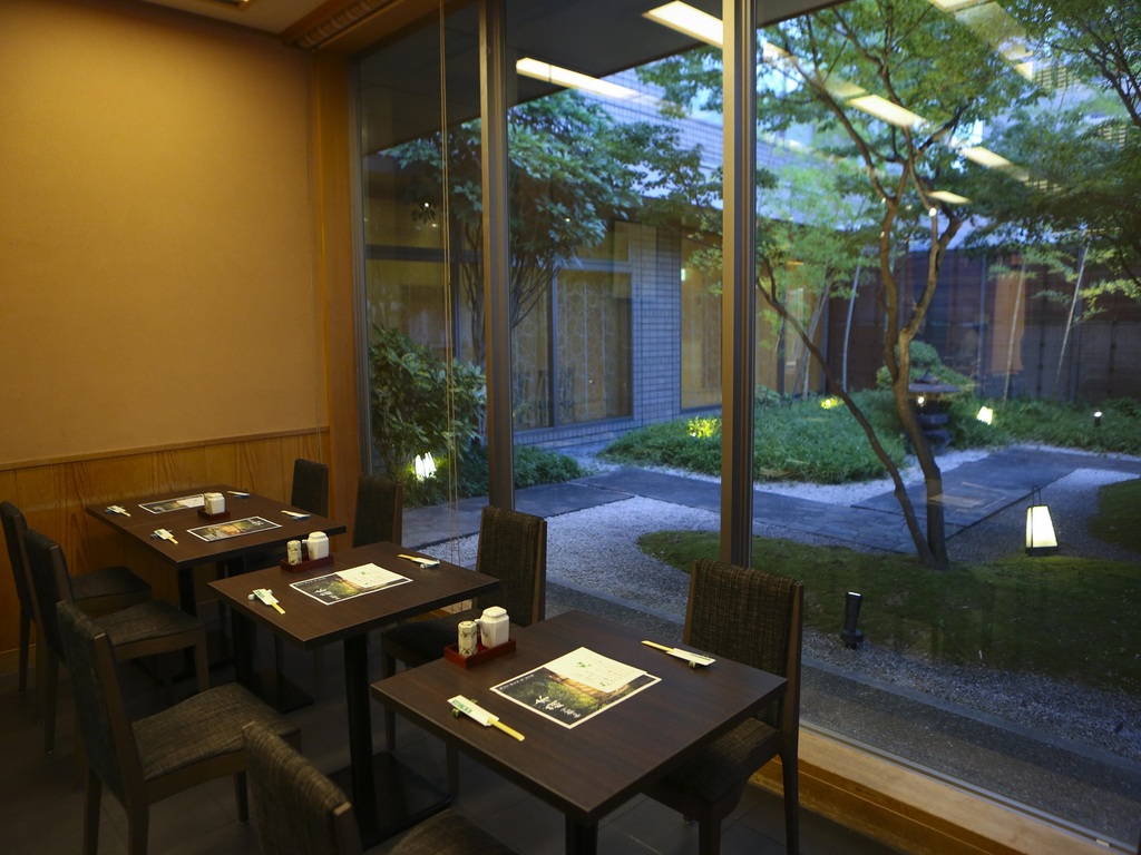 落ち着いた和の空間。大きな窓からは、見事な日本庭園が望めます。
